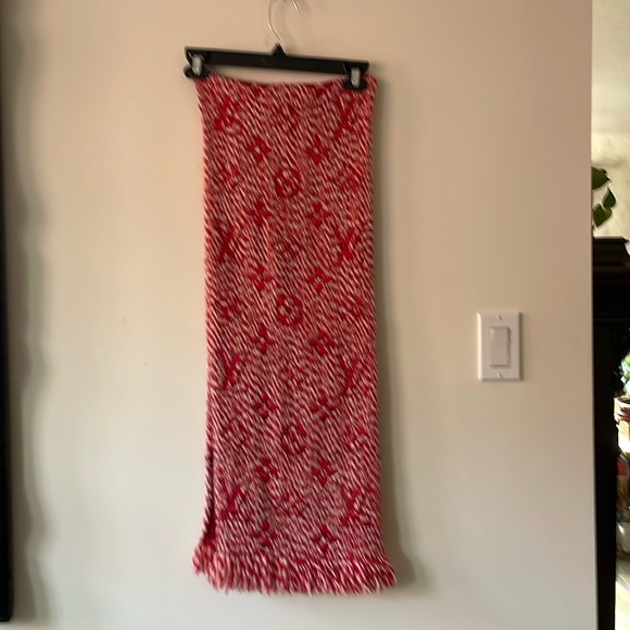 Stunning Louis Vuitton Scarf - Picture 3 of 8